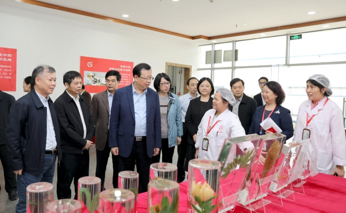 圖為廣西壯族自治區(qū)人民政府副主席李彬一行參觀廣西壯族自治區(qū)醫(yī)療器械檢測中心電磁兼容（EMC）檢測實驗室。（程奇攝）