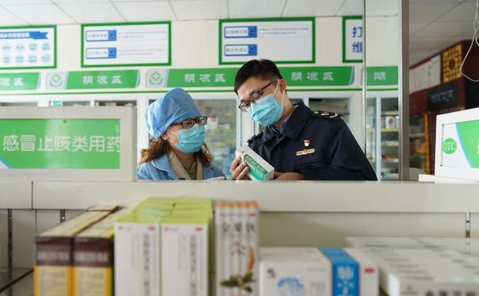 2月2日該局執(zhí)法人員正在一家藥店對抗病毒藥品進(jìn)行檢查。