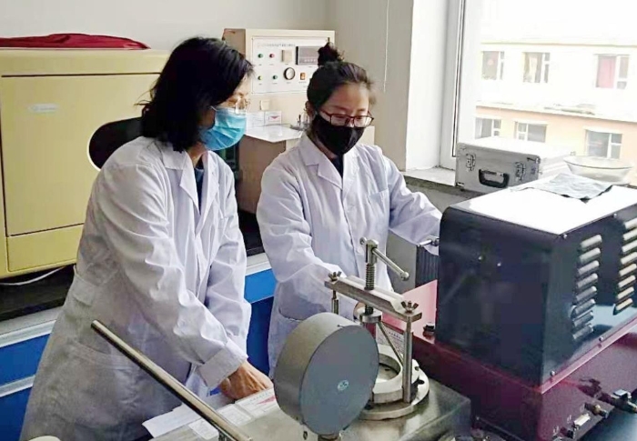 圖為吉林省器械所檢驗(yàn)人員進(jìn)行醫(yī)用一次性口罩的項(xiàng)目檢驗(yàn)。