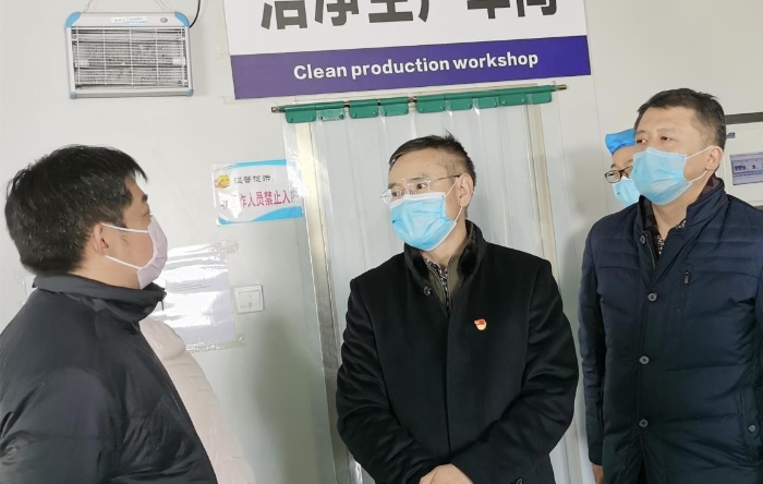 圖為河南省藥監(jiān)局黨組書記雷生云（中）檢查醫(yī)用防護類醫(yī)療器械生產企業(yè)。