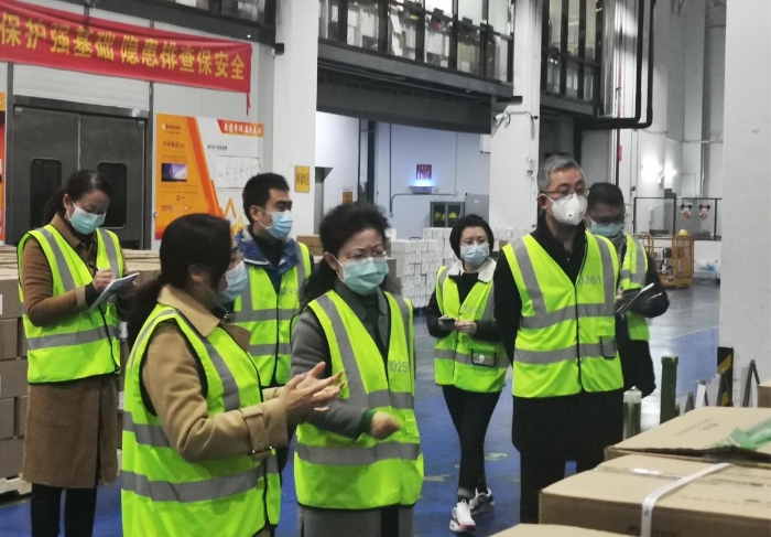 圖為檢查組在華潤(rùn)集團(tuán)廣東醫(yī)藥有限公司物流中心現(xiàn)場(chǎng)檢查。
