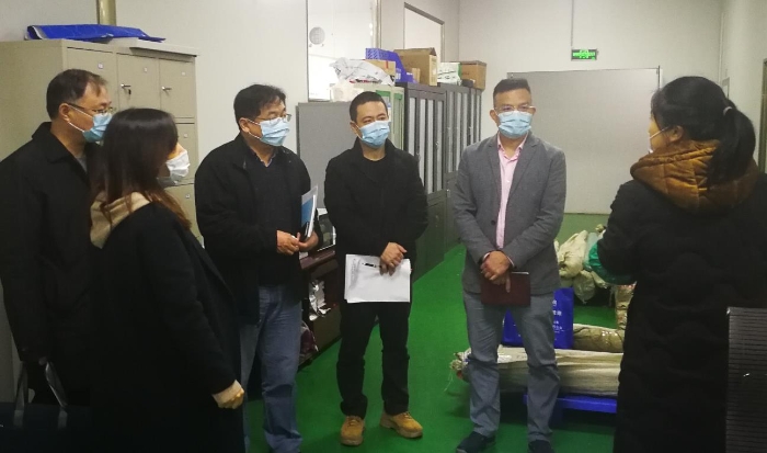 圖為廣西壯族自治區(qū)藥監(jiān)局工作人員到一家企業(yè)調(diào)研，及時掌握疫情防控所需醫(yī)療器械庫存及產(chǎn)能情況。 