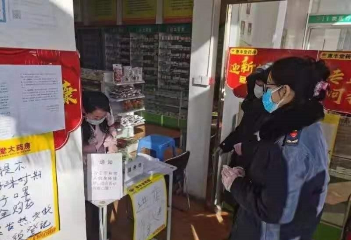 圖為包頭市昆都侖區(qū)市場監(jiān)管局執(zhí)法人員在一家藥店檢查。（昆都侖區(qū)市場監(jiān)管局供圖）