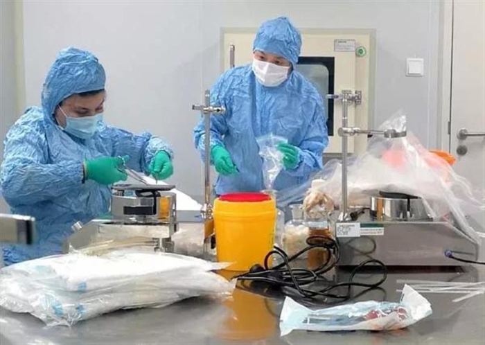 圖為新疆維吾爾自治區(qū)藥品檢驗(yàn)研究院工作人員在工作。（新疆維吾爾自治區(qū)藥檢院供圖）
