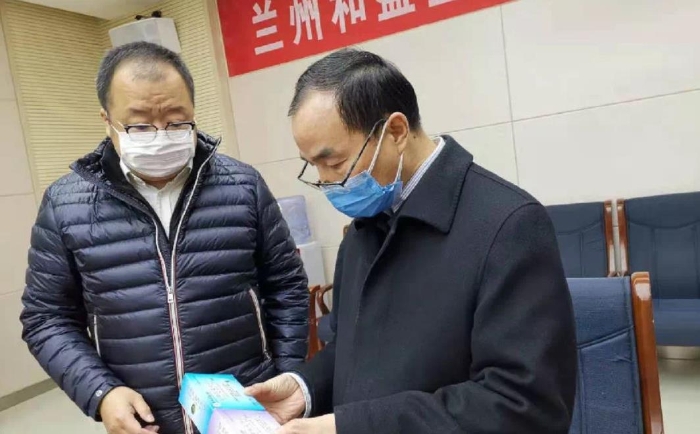 圖為甘肅省藥品監(jiān)督管理局黨組書記、局長宋保才（右一）在藥品生產(chǎn)企業(yè)檢查藥品安全生產(chǎn)情況  甘肅省藥監(jiān)局供圖