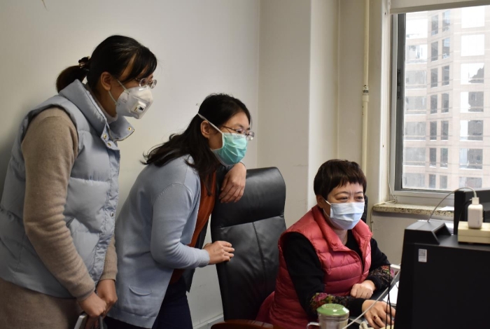 正在工作中的馬玉楠部長、劉宗英老師與劉麗鶴。