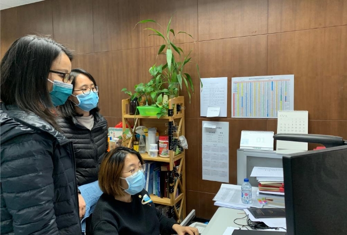 項目管理人正在溝通協(xié)調(diào)。