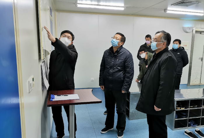 圖為劉文斌與武漢分局工作人員在國藥集團(tuán)進(jìn)行武漢血液制品現(xiàn)場檢查。
