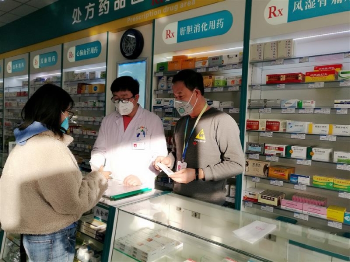 　張永貴堅守在藥店一線。