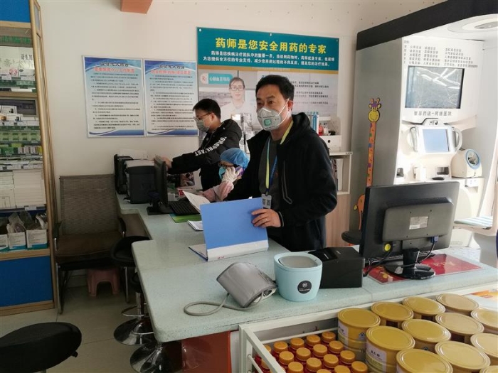 張永貴堅守在藥店一線。3
