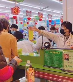 陸萍在指導(dǎo)顧客有序購買防護用品。