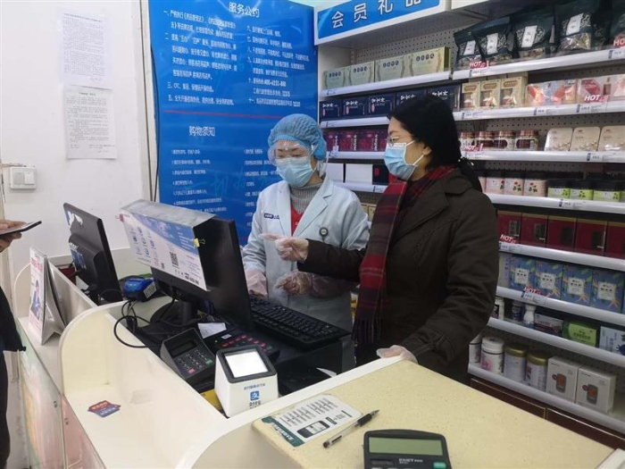 侯惠鳴指導(dǎo)店員做好購銷記錄。2