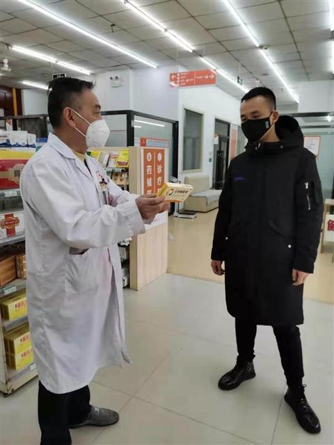 謝東杰在為顧客介紹藥品安全知識。