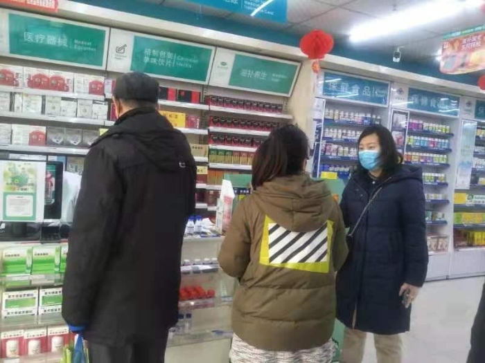 　李洋為慢病患者提供咨詢服務(wù)。