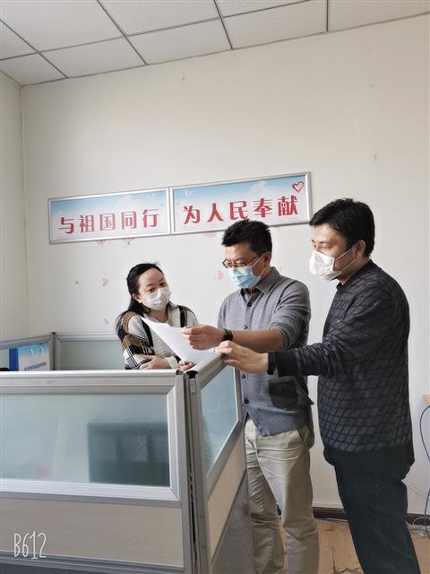 圖為該局工作人員在討論相關(guān)抗疫事宜。