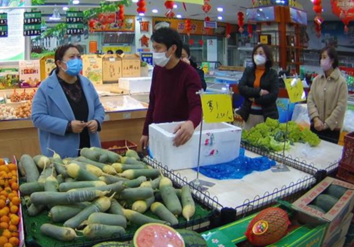 圖為張建新（左一）在工作中。