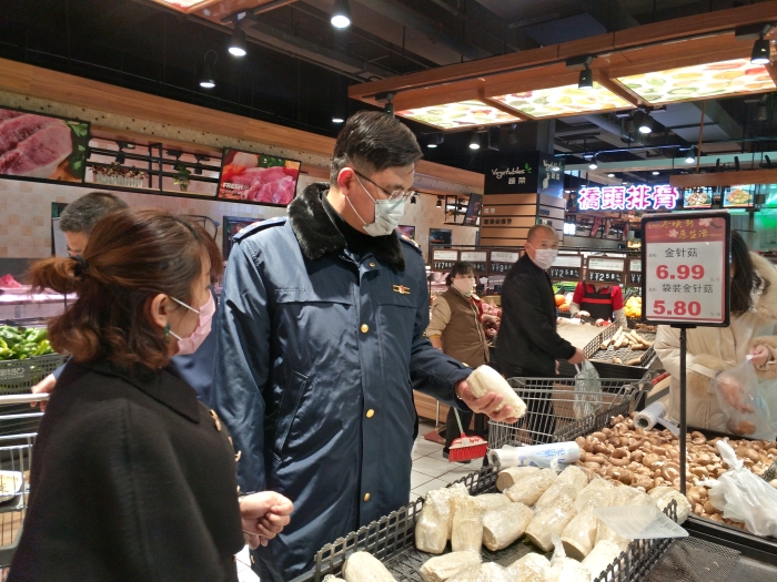 圖為李兵（左二）在超市檢查。