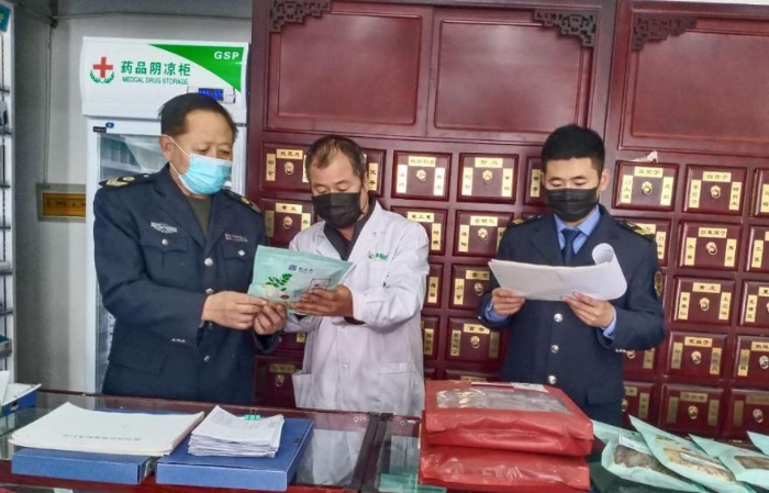 科左后旗市場(chǎng)監(jiān)督管理局監(jiān)管人員檢查藥店中藥飲片銷(xiāo)售情況。科左后旗市場(chǎng)監(jiān)督管理局供圖