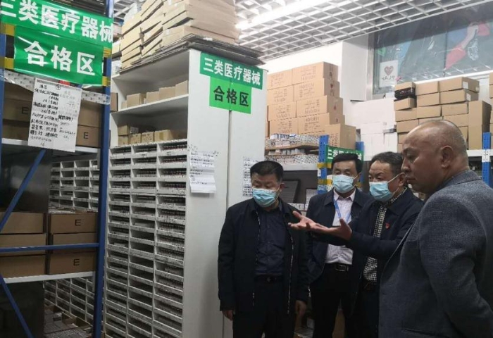 調(diào)研組正在對醫(yī)療器械經(jīng)營企業(yè)進行檢查。（楊鴻雁 攝）