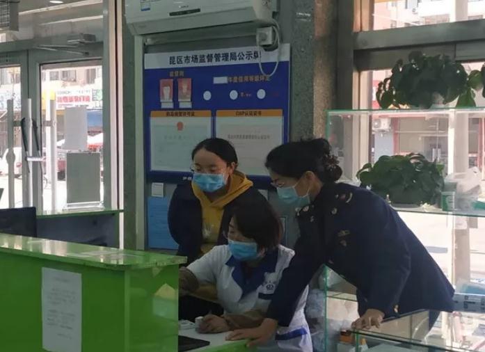 該局監(jiān)管人員正在藥品流通企業(yè)檢查特殊藥品管理制度。昆都侖區(qū)市場(chǎng)監(jiān)管局供圖