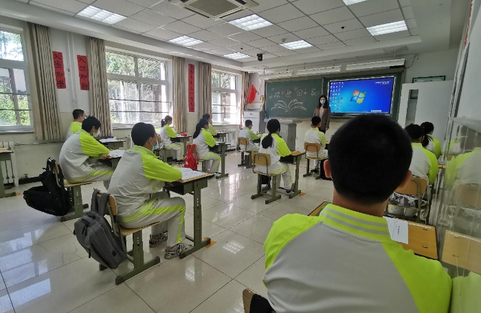 北京市二十中學新都校區(qū)初三教室，課桌間距一米以上。