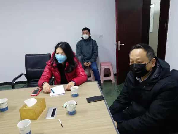 圖為袁媛外地指導(dǎo)企業(yè)申報(bào)工作場(chǎng)景