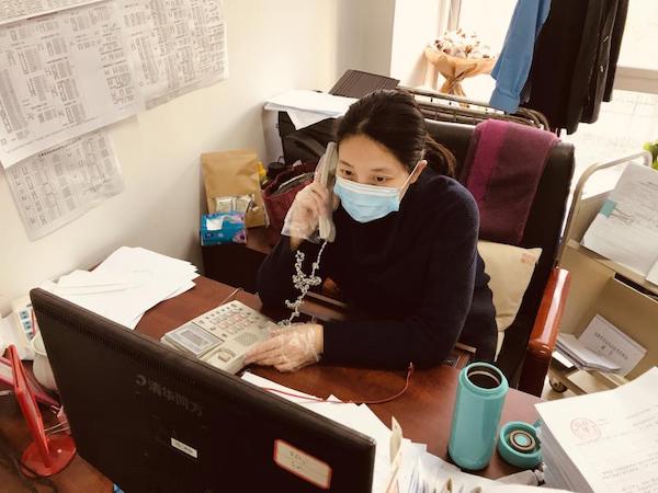 圖為袁媛在省政務(wù)服務(wù)中心窗口工作照片