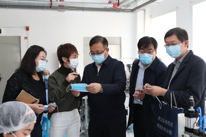 劉洪彬帶隊檢查調研醫(yī)療器械生產(chǎn)企業(yè)。（馬少賓攝）
