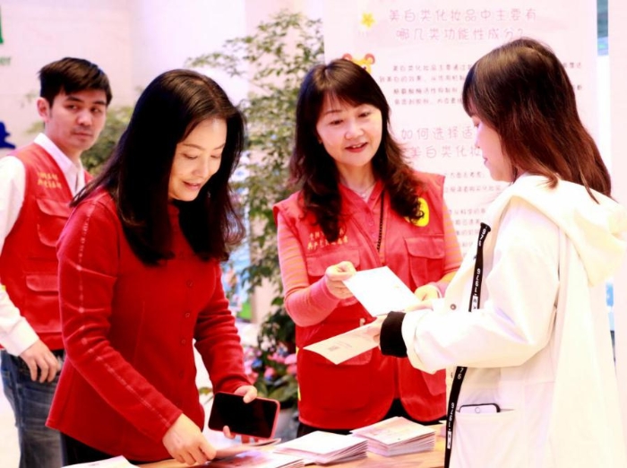貴陽市市場監(jiān)管局工作人員在線下發(fā)放資料開展宣傳工作