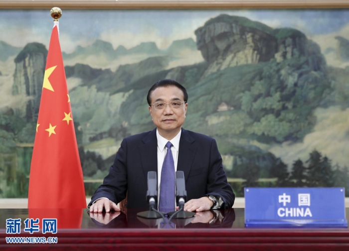 6月4日晚，國(guó)務(wù)院總理李克強(qiáng)在全球疫苗峰會(huì)視頻會(huì)議上發(fā)表致辭。 新華社記者 丁海濤 攝