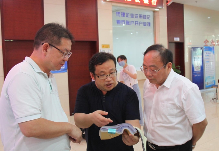 上官新晨（右一）在鷹潭市行政服務(wù)中心詳細(xì)了解鷹潭市局在簡(jiǎn)化審批流程、優(yōu)化服務(wù)等方面的工作舉措。