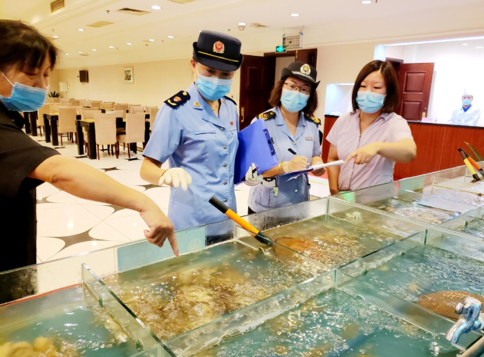 圖為順義區(qū)市場(chǎng)監(jiān)管局執(zhí)法人員檢查水產(chǎn)品、肉類等進(jìn)貨渠道。