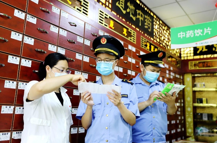 圖為6月16日該局執(zhí)法人員在一家零售藥店檢查中藥飲片質(zhì)量。