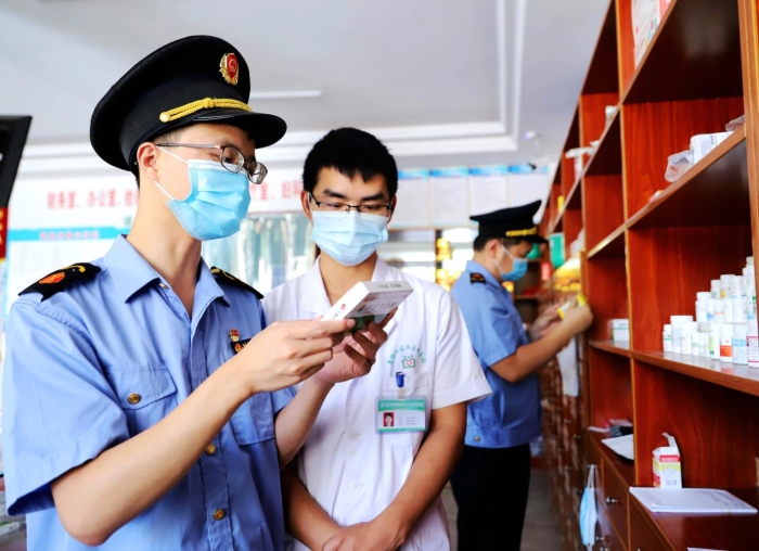 圖為6月16日該局執(zhí)法人員在一家社區(qū)衛(wèi)生服務(wù)中心檢查藥品質(zhì)量。
