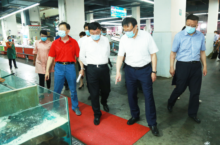 圖為馬學軍、歐陽曉暉在市場檢查。