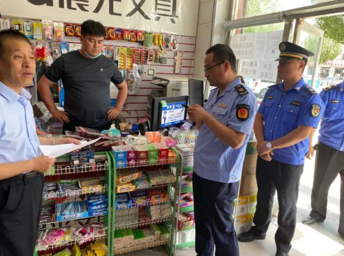 圖為該局執(zhí)法人員在小賣店檢查食品安全。