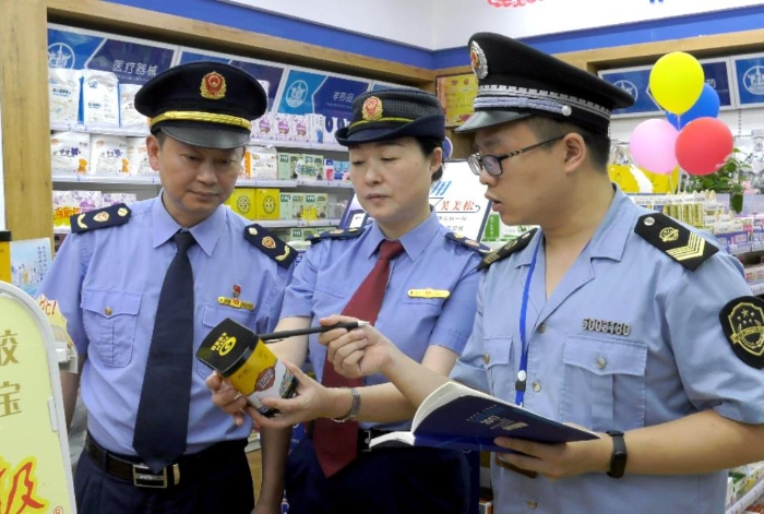 圖為該局執(zhí)法人員在一家藥店檢查藥品保質(zhì)期。
