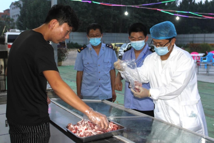 圖為近日該局執(zhí)法人員在縣城一夜市燒烤攤點進行羊肉抽檢取樣。