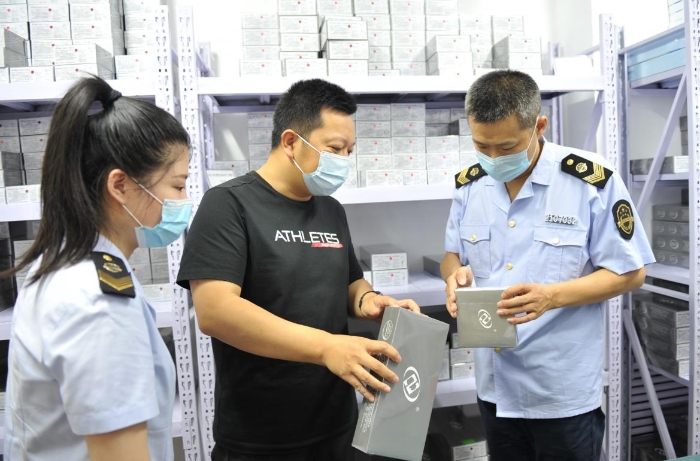 圖為該局工作人員在錦州市同興商貿(mào)有限公司檢查醫(yī)療器械產(chǎn)品儲存條件是否符合標簽和說明書的標示要求