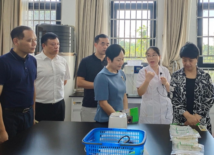 7月13日，永州市副市長李旦梅（右一）調(diào)研市食品質(zhì)量安全監(jiān)督檢測檢驗中心