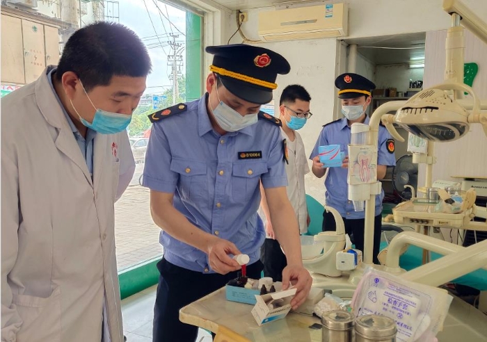 圖為7月15日該局執(zhí)法人員正在一鄉(xiāng)鎮(zhèn)口腔診所檢查藥械。