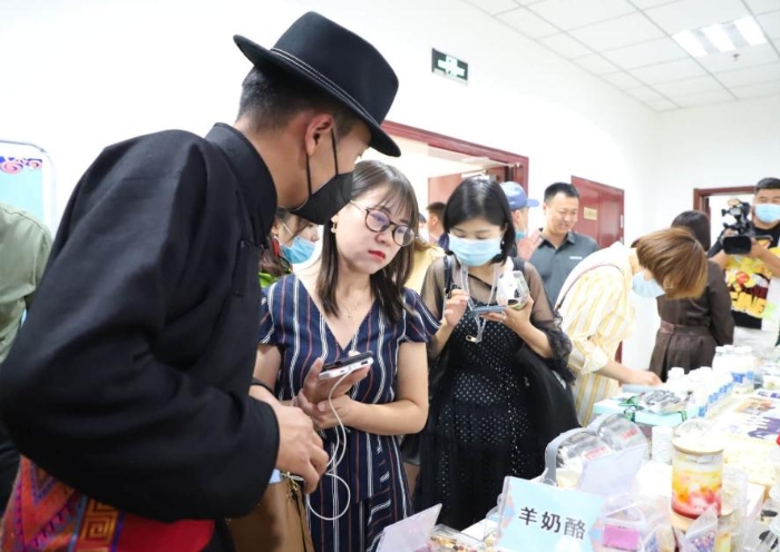 傳統(tǒng)奶制品手工坊代表接受記者采訪。中國食品藥品網(wǎng)記者楊燕攝