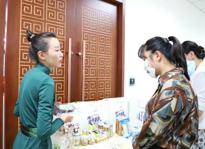 傳統(tǒng)奶制品手工坊代表向參會人員介紹奶制品情況。中國食品藥品網(wǎng)記者楊燕攝