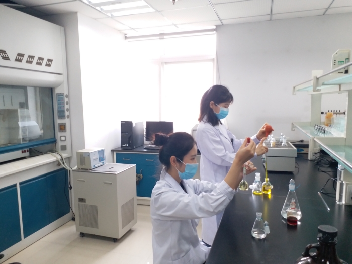 陜西省食品藥品監(jiān)督檢驗研究院技術(shù)人員正在進行藥品檢驗