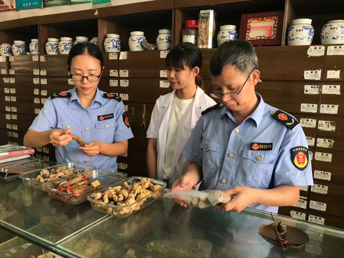 圖為該局執(zhí)法人員在一家藥品零售企業(yè)檢查滋補類中藥飲片質(zhì)量