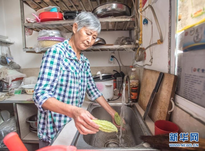 在湖北省?？悼h馬良鎮(zhèn)趙家山村，村民在家中用自來水洗菜（8月27日攝）。新華社記者 肖藝九 攝