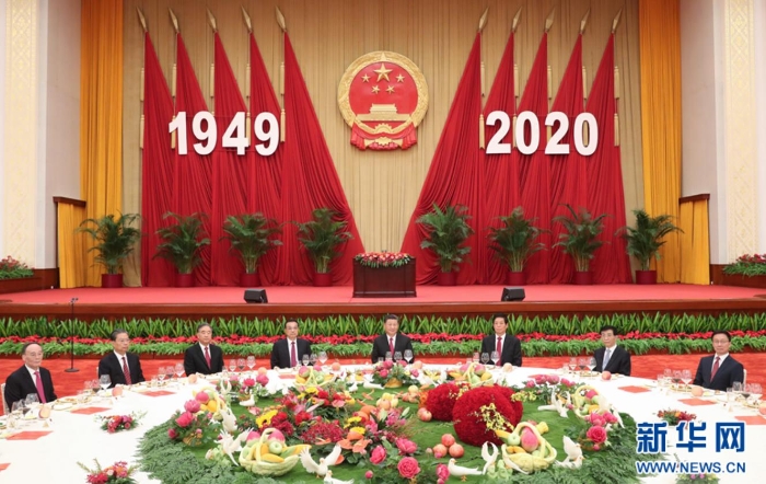 9月30日晚，國務(wù)院在北京人民大會堂舉行國慶招待會，熱烈慶祝中華人民共和國成立七十一周年。習(xí)近平、李克強、栗戰(zhàn)書、汪洋、王滬寧、趙樂際、韓正、王岐山等黨和國家領(lǐng)導(dǎo)人與中外人士歡聚一堂，共慶共和國華誕。 新華社記者 姚大偉 攝