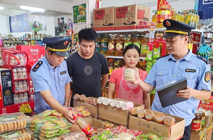 圖為10月3日該局執(zhí)法人員一鄉(xiāng)鎮(zhèn)食品店內(nèi)檢查節(jié)后食品。