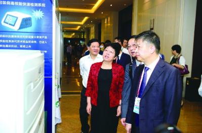 9月23日，浙江省副省長陳奕君（左二），省市場監(jiān)管局黨委書記、局長章根明（左一），省藥監(jiān)局黨組書記、局長徐潤龍（右一）參觀2020首屆藥品安全科學(xué)監(jiān)管與創(chuàng)新發(fā)展峰會(huì)外場展區(qū)。