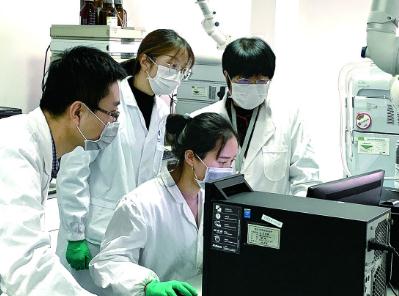 浙江省食品藥品檢驗(yàn)研究院工作人員在探討法維拉韋應(yīng)急檢驗(yàn)細(xì)節(jié)。